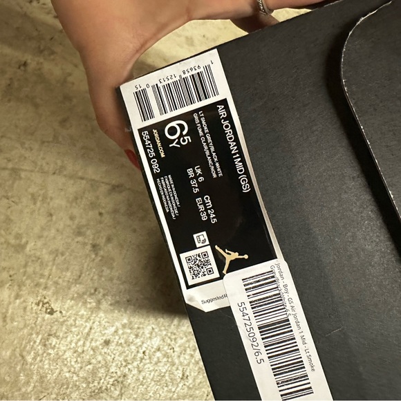 Jordan 1 mids - Picture 2 of 2